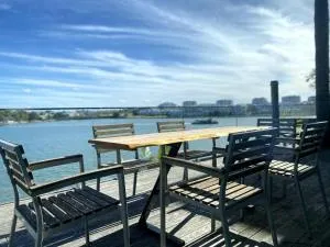 Private Beach Villa on Water's Edge - Abbotsford