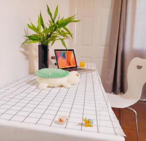 26 condo with pool opposite the train station, near old city and Nimman