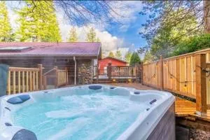 Little Bear's Bungalow; Log Cabin w/Mountain views - Baring