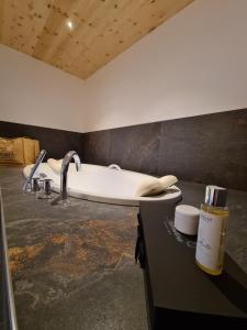 King Room with Spa Bath