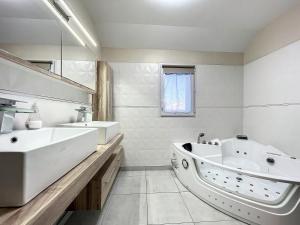 Villas VILLA BELLA VISTA - Proche Rennes - Billard - Baby-foot : photos des chambres