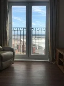 Beachfront pet friendly townhouse, Stunning views - Cymmer