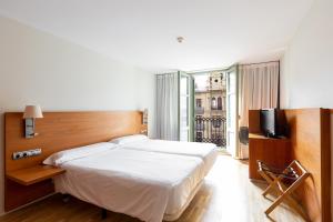 Twin Room with Rambla view room in Onix Rambla