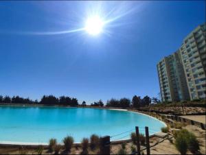 Maravilloso Depto 2D2B en Condominio LagunaMar con Vista Hermosa a la Laguna Estacionamiento y Piscina