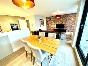 Beautiful New 2 Bedroom Apartment - Next to the Beach - Great Location - FREE Parking - Fast WiFi - Smart TV - sleeps up to 4! Close to Purbeck, Corfe Castle, Sandbanks, Poole & Bournemouth