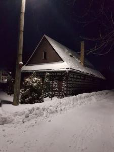 Maľovaná drevenička v Čičmanoch