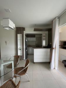 Apto de 3 quartos na Praia de Palmas, com garagem