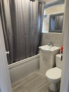 Entire Lovely 2 bedroom apartment with private garden & free street parking