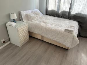 Entire Lovely 2 bedroom apartment with private garden & free street parking