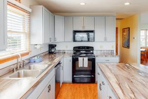 Hooked on Beach Life #16-AC: Dog-Friendly, Ocean View, Shared Pool