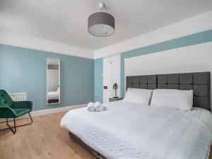 "FurnishedRentals Direct" WiggenHouse Stylish 3 Bedroom house Sleeps 8 with Free Parking, 2 Bathrooms, near to Watford High Street and Watford Football Stadium, Suitable for visiting Harry Potter Warner Bros Studio and London