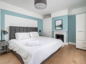 "FurnishedRentals Direct" WiggenHouse Stylish 3 Bedroom house Sleeps 8 with Free Parking, 2 Bathrooms, near to Watford High Street and Watford Football Stadium, Suitable for visiting Harry Potter Warner Bros Studio and London