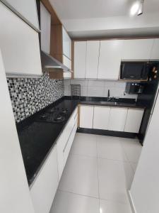 Apartamento a 50m praia maitinga, wifi, churrasqueira na varanda