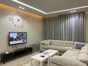 فيلا ثلاث طوابق وخمس غرف نوم