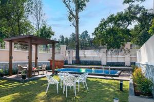 Sunshine Brooks by StayVista - Experience modern & plush interiors, A private outdoor pool,A quaint gazebo & Indoor games