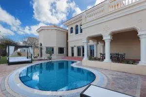 Maison Privee - Palm Jumeirah Beach Front XL Villa with Private Pool - 迪拜