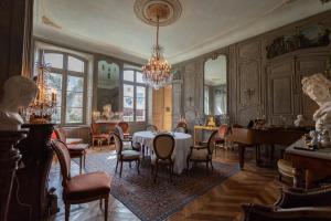 B&B / Chambres d'hotes L'Hotel de Panette, Un exceptionnel chateau en ville - Chambres et suites historiques, parking - Petit Dejeuner offert : photos des chambres