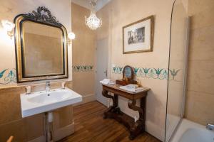 B&B / Chambres d'hotes L'Hotel de Panette, Un exceptionnel chateau en ville - Chambres et suites historiques, parking - Petit Dejeuner offert : photos des chambres