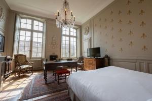 B&B / Chambres d'hotes L'Hotel de Panette, Un exceptionnel chateau en ville - Chambres et suites historiques, parking - Petit Dejeuner offert : photos des chambres