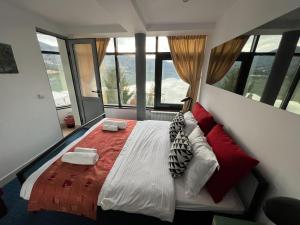 Vila Franceză - Cazare cu jacuzzi pe malul lacului Colibița