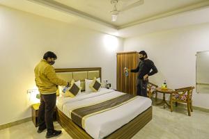 FabHotel White House BNB - Nr Yashobhoomi Convention Centre