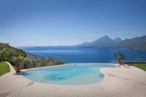 Villa Divina22-APT Armonia-Con Piscina e vista lago