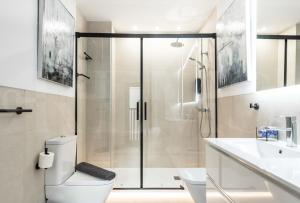 Contemporary luxe duplex in the heart of Malaga by REMS