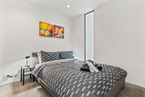 The Essence - Fresh, Light & On the Tram Line!