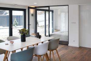 Appartements Superbe logement independant tres lumineux avec terrasse de 30 m2, 10 min de l'aeroport Bale Mulhouse Freiburg, 15 min de Bale, 20 min de Mulhouse et 10 min a pieds de la gare de Sierentz : photos des chambres