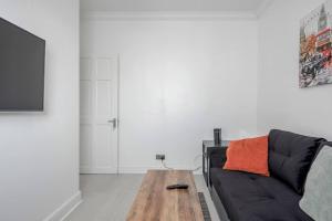 Chic 2-Bedroom Flat - Sleeps 5 - Central Tilbury