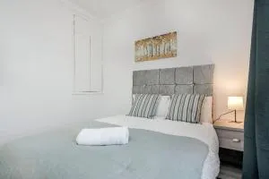 Stunning Top 2 Bed Flat Tilbury Central Location - 提伯利