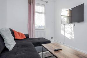 Chic 2-Bedroom Flat - Sleeps 5 - Central Tilbury