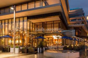 Great West Vancouver house with hot tub, across from beach & 10 mn to Downtown Vancouver