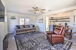 Dock and Pool Access Lakefront Grove Home! - 乔普林