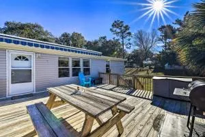 Atlantic Beach Home with Decks and Fire Pit - 大西洋滩