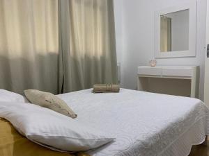 Apto na Av Brasil frente ao shopping,4min da praia