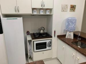 Apto na Av Brasil frente ao shopping,4min da praia