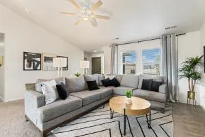 Modern Comfort Caldwell 3b2b Home Sleeps 8! - 考德威尔