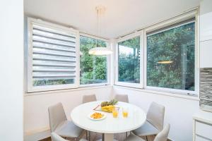 SPACIOUS TWO BEDROOM APARTMENT