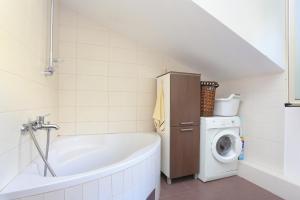 Apartments with a parking space Dugi Rat, Omis - 11443