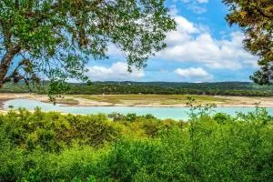 Lakeside Escape - Hondo