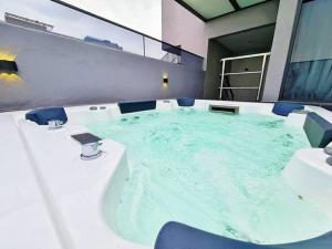 SuperPrivateSPAJacuzzi#UnblockFullySeaView#2bedrooms#Netflix#FreeParking#Balcony#ImperioResindece
