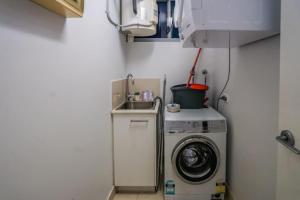 ZEN CENTRAL Ambient 3BR Apt in the Heart of Darwin