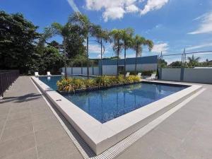 Dracarys 1 Condo Stay with pool balcony & kitchen