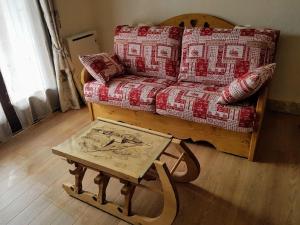 Studio avec cheminée et jardin