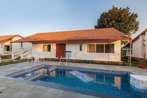 SaffronStays Mariposa by the River Montana - 3BR riverside villa in Karjat with pool and garden, perfect for small families