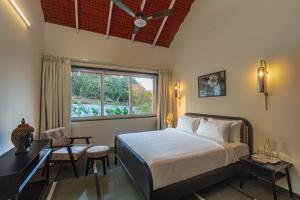 SaffronStays Mariposa Rio- 2BR Goan-style riverside pool villa with machan, garden & bonfire near Mumbai