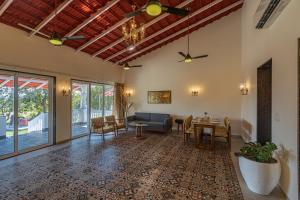 SaffronStays Mariposa Rio- 2BR Goan-style riverside pool villa with machan, garden & bonfire near Mumbai