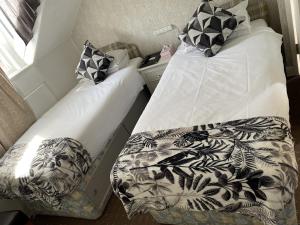 Twin Room with Shared Bathroom room in Diamonds Villa near York Hospital