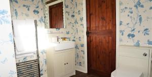 Wheat Cottage - 5* Cyfie Farm with private covered hot tub